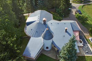  Markante Formen und Strukturen auf dem sanierten Dach der Villa in Welschbillig. Foto: Alwitra /SET 