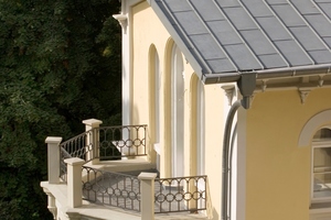  Die kleinteilige Eindeckung mit dem Modulsystem VMZ Dexter sowie die Dachentwässerung in vor-bewittertem Quartz-Zinc harmonieren mit der klassischen GebäudearchitekturFotos: VMZinc 