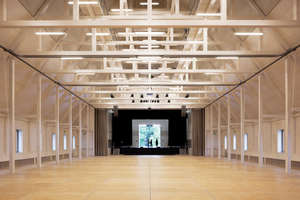  Herzstück des Neubaus ist der Saal im Obergeschoss mit dem 18 m hohen Holzdachstuhl  Foto: Stefan Müller-Naumann 