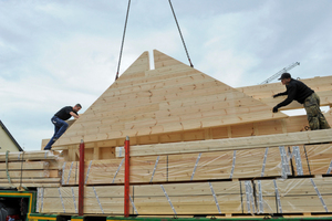  Das Massivholzhaus wird inklusive der Giebel mit dem Lkw zum Bauplatz transportiert 