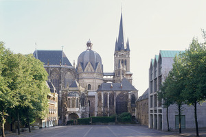  Der Aachener Dom mit sanierter Nikolauskapelle  