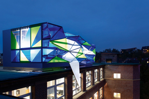  Der „Dachparasit“ besteht aus PVC-Elementen, die nachts hinterleuchtet werden Foto: Renolit 