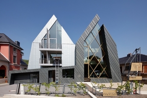  Die Titanzinkbekleidung fasst das aus einer Wohnung (links) und dem Architekturbüro (rechts) bestehende Doppelhaus zu einer Einheit zusammen Foto: Rheinzink  