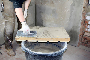  Vorbereitung der Anbringung der Holzfaserdämmplatten mit natürlichem Kalkputz an den bestehenden Wänden. Die Schamottsteine sind bereits in der Vorfertigung mit mineralischem Putz auf der Holzfaser-Dämmplatte befestigt wordenFotos: Energiewerkstatt Rhein-Neckar 