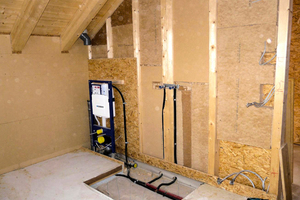  Badezimmer im DG, sichtbar sind der Bodenaufbau mit Thermosafe/-wd und Schüttung sowie die Innenwanddämmung mit Thermosafe und abschließender OSB-Platte 
