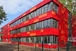  Mit BWM-Montagehaltern gefertigte, vorgehängte hinterlüftete Fassade an einer Schule in BerlinFoto: BWM Dübel + Montagetechnik 