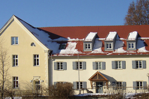  Das Rathaus nach der Sanierung: Auf insgesamt 730 m2 Dachlandschaft liegen jetzt etwa 26 000 Rundschnitt-Biber Foto: Gemeinde Dietramszell 