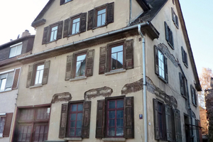  Vorderseite des Mehrfamilienhauses in der Innenstadt von Rottenburg, vor und nach der Sanierung  Foto: Zimmerei Stopper 