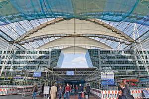  Sanierung des Forumdachs am Münchner Flughafen. Für Sicherheit sorgte neben Schutznetzen eine großflächige Schutzdachkonstruktion auf Höhe der Forumfläche Foto: Peri 