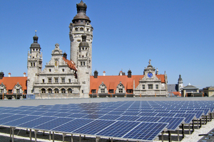 Photovoltaikmodule auf dem Dach der neuen Propsteikirche in Leipzig. Im Hintergrund sieht man das Rathaus Foto: Schulz & Schulz 