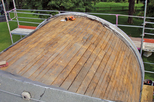  Das Tonnendach wurde zunächst abgedeckt. Gut sichtbar ist die Unterkonstruktion aus Holzbalken Foto: Vogel Bedachung  