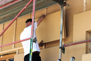  Beim lotrechten Ausrichten der Holzfaserdämmplatten erweist sich das passgenaue Nut-und-Feder-Profil der „HFD-Exterior Compact“ als äußerst hilfreich. Kreuzfugen sind laut Montagevorschrift zu vermeiden Foto: Frithjof Finkbeiner 