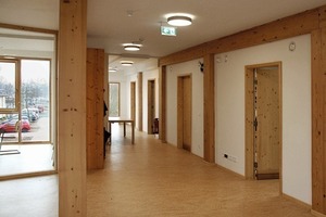  Sichtbare Holzelemente verleihen den Innenräumen ein warmes Ambiente Foto: Rüdiger Sinn 