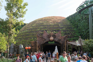  Eine ungewöhnliche Dach-, Kuppel- und Wandbegrünung verwandelt das Bauwerk in eine grüne Urwald-Idylle Foto: Sika Deutschland 