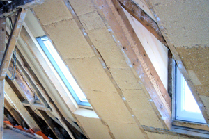 Die flexiblen Holzfaser-Dämmstoffmatten ließen sich einfach und problemlos zwischen die Dachsparren klemmen Foto: Heike Gestring 