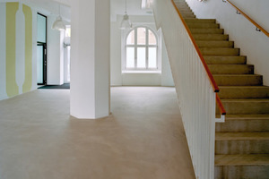  Blick in das neue Treppenhaus nach Abschluss der Sanierungs- und Umbauarbeiten
Foto: Tobias Adam / k.u.g.-architekten 