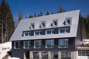  Das neue Gästehaus der Feldbergklinik orientiert sich in der Größe an einem Vorgängerbau. Auf eine Dachentwässerung wurde wegen des starken Schneefalls ebenso verzichtet wie auf Schneefänge 