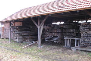  Das alte Holztragwerk der Torfremise in Kolbermoor liegt hier säuberlich gestapelt und nummeriert bei Emmanuel Heringer 