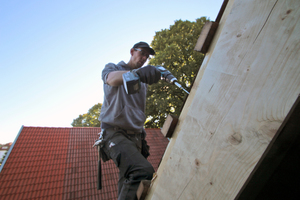  Dachdeckermeister Jan Stüker bereitet die Montage eines Dachfensters vor 