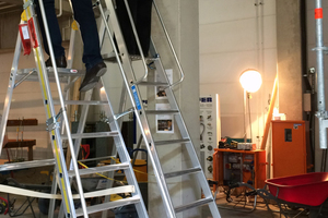  Im Praxiszentrum der BG Bau in Nürnberg werden „Leichte Plattformleitern“ geprüft 
Foto: BG Bau / Rahming 