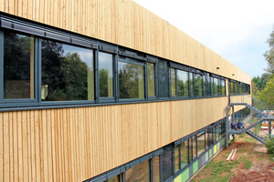  Die neue vorgestellte Fassade in Holzrahmenbauweise wurde mit Lärchenholz ... 
