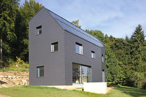  Fast wie ein Felsen wächst das scharfkantige Wohnhaus mit seiner blauschwarzen Fassade aus dem BodenFoto: Conné van d´Grachten, Ulm 
