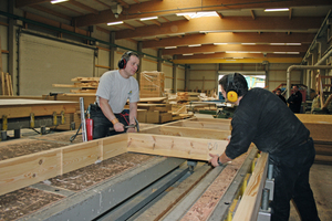  Alexander Canje (links) und Hannes Ilgenfritz fügen in der Werkhalle eine Holzständerkonstruktion zusammenFoto: Birgit Althof 