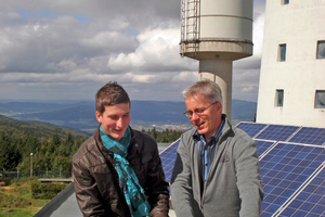  Auf dem Hohen Bogen im Bayerischen Wald hat Sunworkx eine PV-Versuchsanlage aufgebaut. Rechts im Bild begutachtet Willi Wohlfahrt die Anlage Foto: Sunworkx 