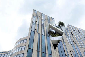  „Die Einschnitte lassen den Hofgarten in das Gebäude dringen und erlauben, Natur in neuer und unerwarteter Weise wahrzunehmen”, so der Architekt Daniel Libeskind [<cTypeface:Medium><irSwapLF><cTypeface:>]  