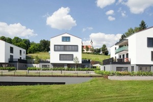  Beide Stirnseiten der Wohnhäuser am Dreifaltigkeitsberg bieten eine tolle Aussicht: Im Norden thront die Dreifaltigkeitskirche, im Süden liegt die Altstadt von Regensburg 