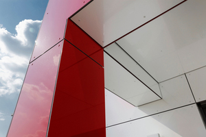  Bunte Fassadenplatten zeigen die vielfältige Möglichkeit der vorgehängten hinterlüfteten Fassade (VHF) Foto: Alucobond 
