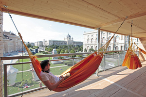  Einfach mal abhängen und den Blick auf Wien genießen. Auf vier Stockwerke verteilt, beherbergte das Flederhaus 29 Hängematten. Hier konnten die Besucher entspannen und sich schaukelnd vom Trubel der Stadt erholenFoto: Griffnerhaus AG 