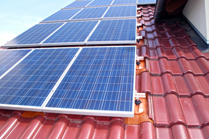  Photovoltaik-Anlagen tragen zu einem maßgeblichen Teil zur Energiewende bei. Bei der Montage müssen aber die Fachregeln des ZVDH beachtet werden 