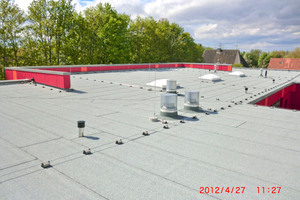  Fertiges Dach mit Bitumenschweißbahn, grauer Beschieferung und Attika  