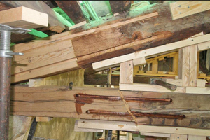  Zur Restaurierung des Dachstuhls wurden historische Hölzer aus den Alpen verwendet, Nuten gefräßt und Nutleisten eingepasst  Foto: VASARI 