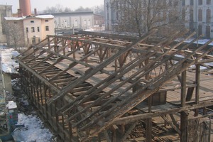  Zustand der Remise vor dem Rückbau: Die Holzkonstruktion zum Trocknen von Torf ist über 200 Jahre alt  Foto: Emmanuel Heringer 