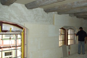  Die Fensterfaschen und -laibungen waren für die Maler bei der Ausführung der Dämmarbeiten eine besondere Herausforderung 