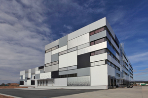  Gestapelte Module mit zweischaliger Wandbekleidung: Das neue Logistikzentrum der Gries Deco Company in Niedernberg<div class="99 Fotonachweis_negativ">Fotos: Kalzip</div> 