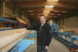  Firmenchef Bernd  Engelhardt, einer der Geschäfts­füher von der Holzbaufirma Engelhardt &amp; Geissbauer ,an der Abbundmaschine in einer der Werkhallen der FirmaFoto: Birgit Althof 