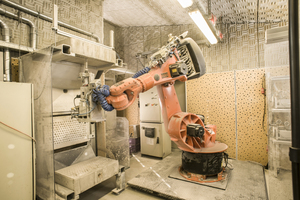  Ein Roboter treibt einen Metabo Bohrhammer stundenlang senkrecht in die Decke. 10 Stunden Test entsprechen 80 Stunden Dauereinsatz auf der Baustelle. Foto: Metabo 