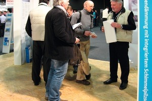  Klaus Siegele (Bildmitte) im Gespräch mit Günter Schröns (rechts im Bild), dem Vertriebsleiter von Knauf Perlite, über die Innendämmung Tec-Tem 