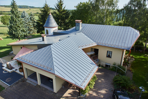  Insgesamt sechs unterschiedliche Dachneigungen sind auf dem Dach der Villa zu findenFoto: Alwitra 