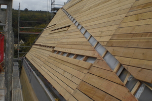  Belüftete Holzunterkonstruktion, im Rinnenbereich wurde die Konterlattung abgeplattet  Foto: Rheinzink  