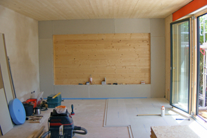  Innenausbau: Trockenbauplatten werden vor die Brettsperrholz-Elemente geschraubt Foto: Marc Kaiser  