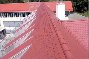  Den teilweise ausgebesserten Dachstuhl schmückt eine neue Biberdeckung, die auch eine Reihe von Schleppgauben harmonisch einbindet.
Fotos: Erlus AG


 