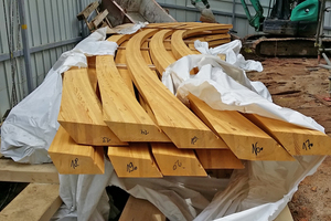  Die BS-Streben liegen zur Montage bereit, jede hat andere Abmaße Foto: Timber Concept GmbH / VEN Ltd. 