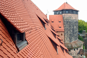  Perfekt von der Dachdeckerei Janker mit Spitzbibern ausgeführte Eindeckung auf dem Dach des Kornhauses der Nürnberger Kaiserburg Fotos: Thomas Wieckhorst 