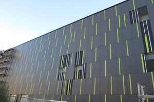  Außenansicht des Hörsaalzentrums C.A.R.L. in Aachen während der Bekleidung mit Faserzementtafeln 