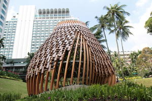  Der neue Orchideen-Pavillon steht seit kurzem im Garten des Shangri-La Hotels in Singapur. Vorbild für den Entwurf war eine Orchideenknospe, die sich zu öffnen beginnt Foto: Timber Concept GmbH / VEN Ltd. 