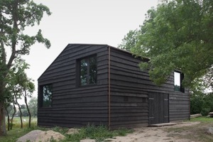  Das Haus Lindetal in Mecklenburg-Vorpommern ist eingepasst in den alten Baumbestand 